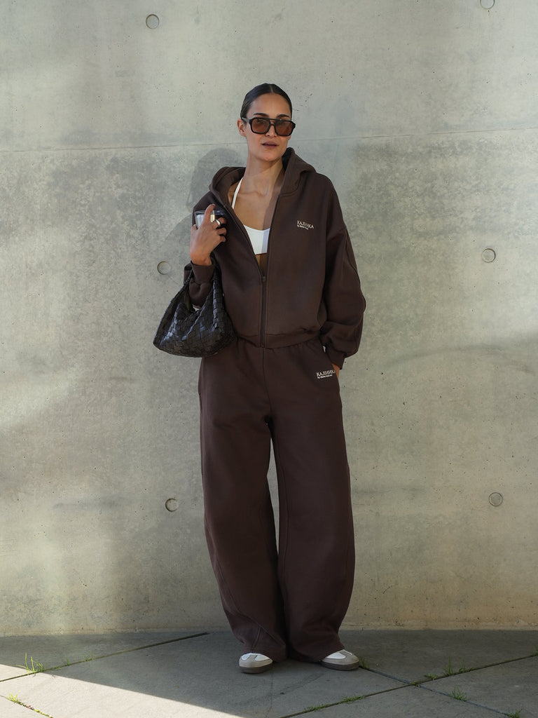 BROWN ESSENTIAL SWEATPANTS